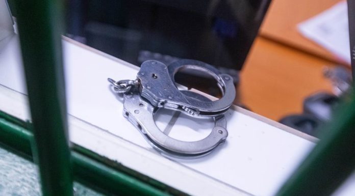 Brăila: Doi bărbaţi, suspectaţi că au violat o femeie la domiciliul unuia dintre ei, arestaţi preventiv