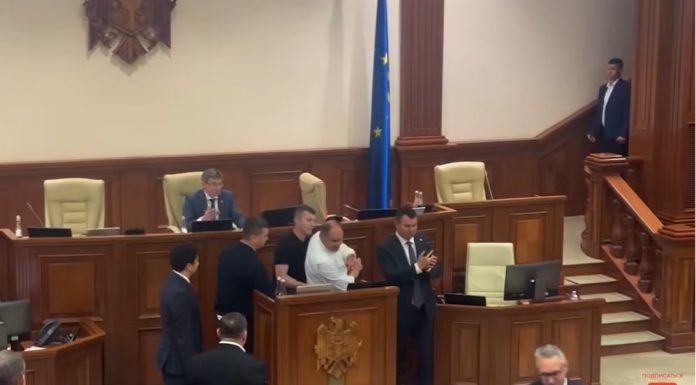 Scandal în Parlamentul Republicii Moldova, unde primarul Chişinăului Ion Ceban a fost scos cu forţa din sală – VIDEO