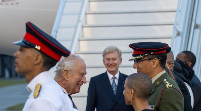 Regele Charles a ajuns în Bermuda după ce şi-a încheiat vizita în SUA cu o oprire într-un orăşel american