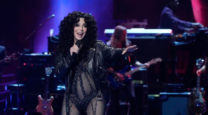 FOTO. Cher a împlinit 80 de ani. Cum arată acum vedeta care are un iubit cu 40 de ani mai tânăr. Care este dieta ei specială