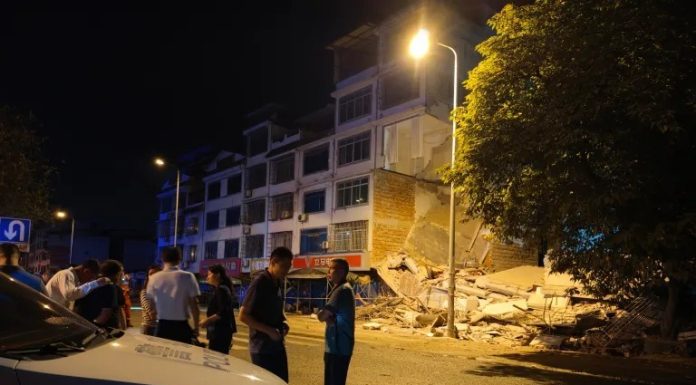 China – Doi morţi şi mii de persoane evacuate în urma unui cutremur în sudul ţării. Mai multe clădiri s-au prăbuşit