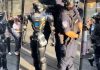 Robo-polițiștii în China: În Shenzhen, mulțimi de oameni s-au adunat pentru a-i urmări pe roboți cum își îndeplinesc îndatoririle