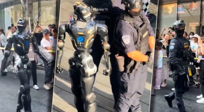 Robo-polițiștii în China: În Shenzhen, mulțimi de oameni s-au adunat pentru a-i urmări pe roboți cum își îndeplinesc îndatoririle