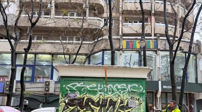 Chioşc „uitat” 20 de ani pe Magheru, principalul bulevard al Capitalei, ridicat de Poliţia locală şi Administraţia Străzilor: Sub el era o mizerie cruntă, dar zona a fost curăţată – FOTO
