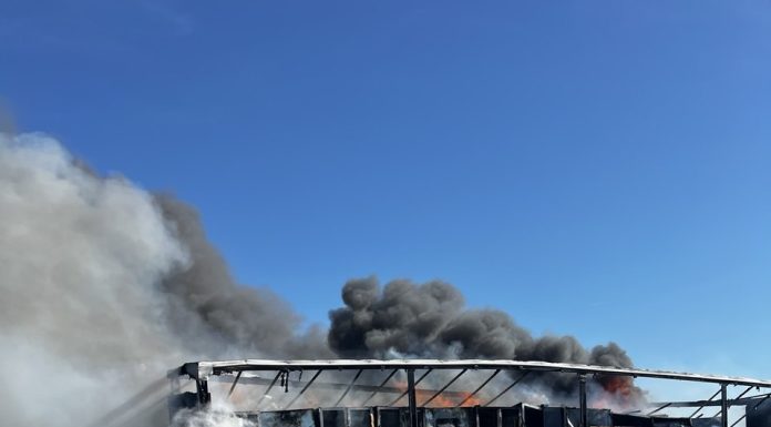 Timiş: Autotren încărcat cu frigorifice, în flăcări pe autostrada A1, pe sensul de mers Timişoara – Deva/ Misiune în desfăşurare a pompierilor militari pentru stingerea incendiului – FOTO