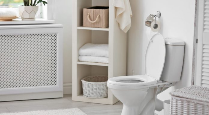 Ce NU trebuie să aruncăm în canalizare pentru că vasul de WC nu este coș de gunoi! Topul obiceiurilor care ne pot înfunda țevile și polua apa