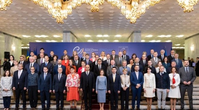 În total 36 de state membre ale Consiliului Europei, inclusiv state UE, aprobă, printr-o rezoluţie a Comitetul Miniştrilor CoE, la Chişinău, înfiinţarea unui Tribunal Special pentru Ucraina. Comisia Europeană anunţă că va contribui cu 10 mil. € la înfiinţ