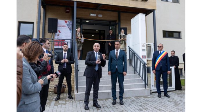 FOTO Bolojan a deschis primul complex balnear din România construit de la zero în ultimii 30 ani. Stațiune distrusă în al Doilea Război Mondial. Prețurile pentru primul weekend