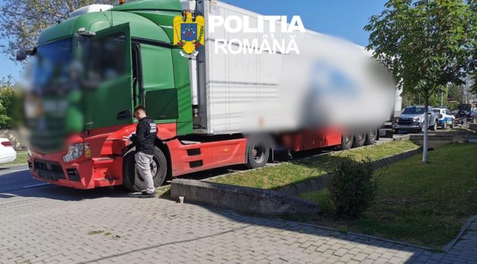 Marfa ilegală de un milion de euro, descoperită de polițiști într-o remorcă pe autostrada A1. Șoferul a fost reținut imediat