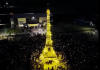 Cadou de proporții. Mai mulți tineri au construit o replică a Turnului Eiffel într-un sat