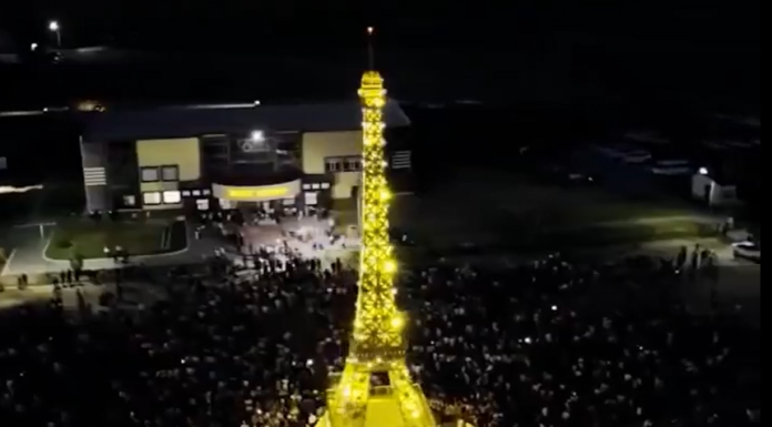 Cadou de proporții. Mai mulți tineri au construit o replică a Turnului Eiffel într-un sat