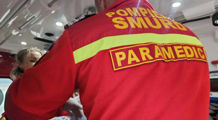 Băiat de cinci ani, căzut de la etajul întâi al unui bloc din Botoşani/ El a fost preluat de un echipaj SMURD şi transportat la spital