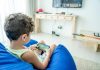 Copiii români sunt obosiți, stau prea mult pe telefon și vor mai mult timp cu familia / Cum arată ziua unui elev, după ultimul studiu al „Salvați Copiii”