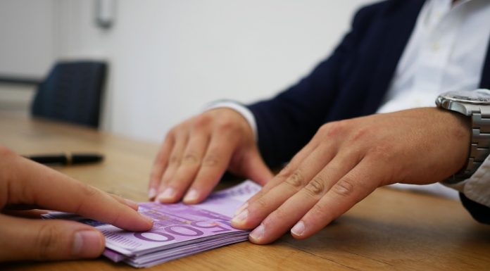 GRAFICE Creditarea, în ușoară redresare. Firmele continuă să prefere finanțarea în valută
