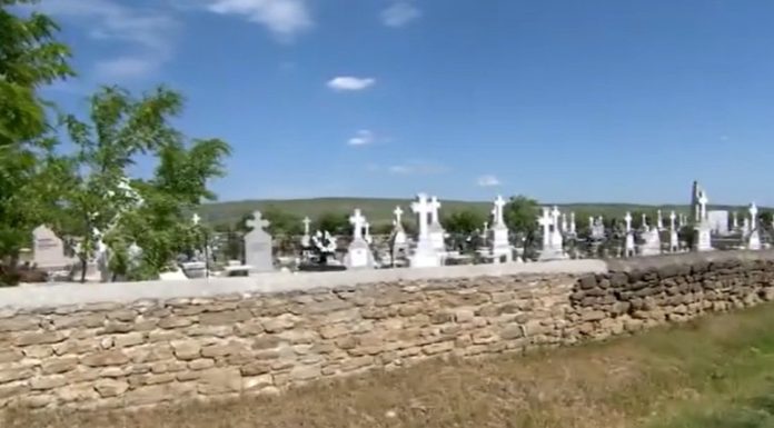Crimă într-un cimitir din Iași, după ce s-au împărțit pachete de pomană. Scandalul a pornit de la alimentele primite