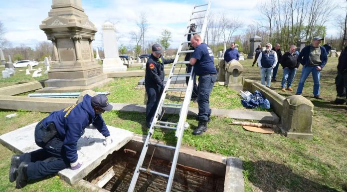 Cadavrul unui bărbat dispărut, găsit într-un cimitir abandonat din SUA. A fost ucis chiar de prietenul lui din copilărie