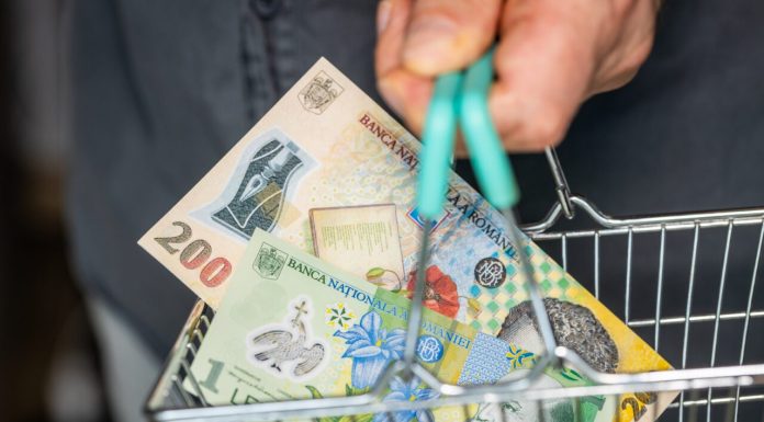 Consumul continuă să se prăbușească în România din cauza creșterilor de taxe și austerității. Date oficiale