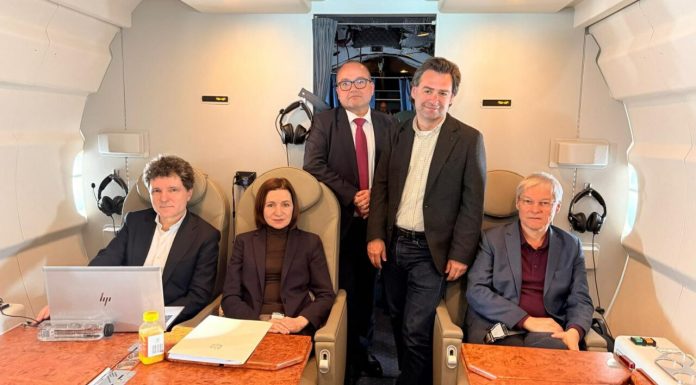 Dacian Cioloș s-a fotografiat cu Nicușor Dan și Maia Sandu, în avionul care i-a dus în Armenia