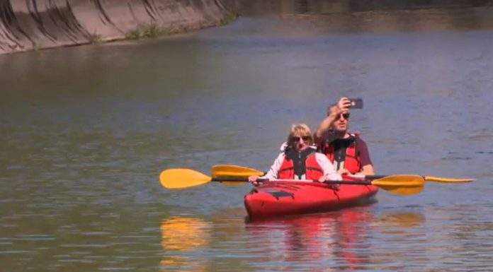 Navigație de agrement pe Dâmbovița. Zeci de caiace și canoe, disponibile gratuit, atrag curioșii în inima Capitalei