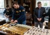 Un fost spion american, David Rush, arestat după descoperirea unor lingouri de aur în valoare de 40 mil $ la o percheziţie la locuinţa acestuia. El a fost inculpat şi cu privire la încasarea a 77.000 $ ca rezervist US Navy şi că a minţit cu privire la dip