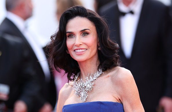 Demi Moore a făcut senzație pe covorul roșu de la Cannes. Actrița a ales un look total neașteptat. GALERIE FOTO
