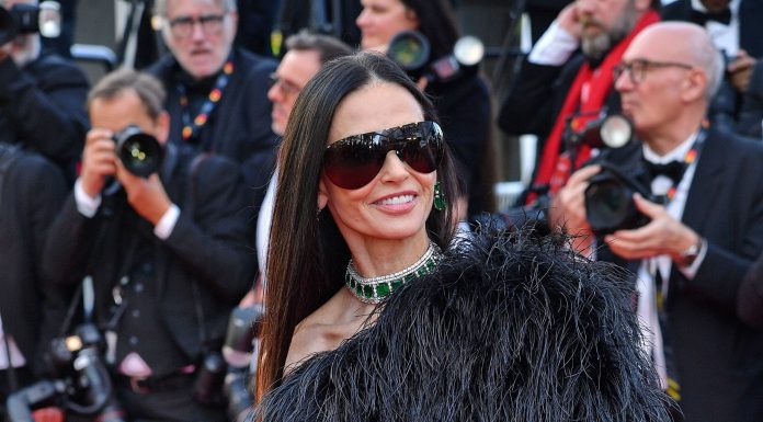 Demi Moore, o nouă apariţie îndrăzneaţă pe covorul roşu de la Cannes. GALERIE FOTO