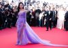 Demi Moore, apariție spectaculoasă la Cannes într-o rochie mov cu trenă impresionantă. GALERIE FOTO