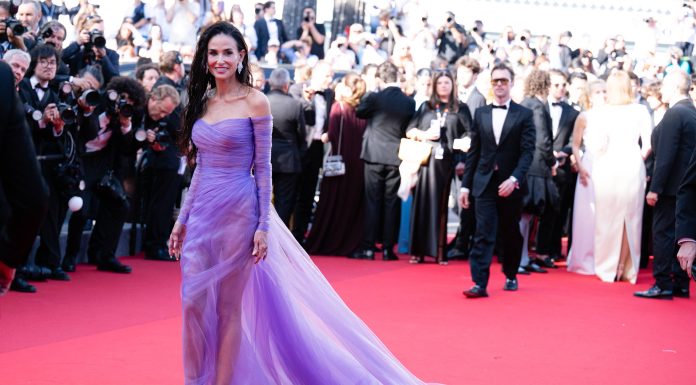 Demi Moore, apariție spectaculoasă la Cannes într-o rochie mov cu trenă impresionantă. GALERIE FOTO