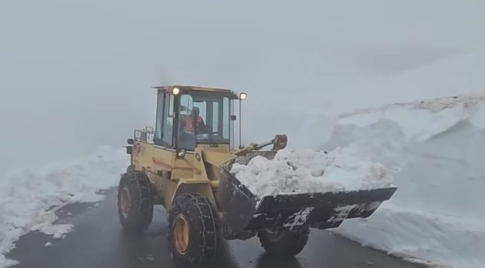 Lucrările de deszăpezire pe Transfăgărășan continuă în cea mai dificilă zonă a traseului