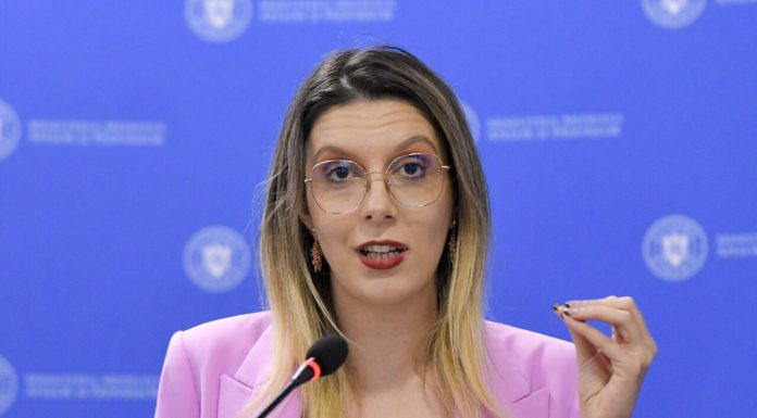 Diana Buzoianu a reacționat după protestul organizat de sindicaliştii de la Apele Române: ”Nu putem crește salariile pentru mii de oameni care adună praful de pe hârtii”