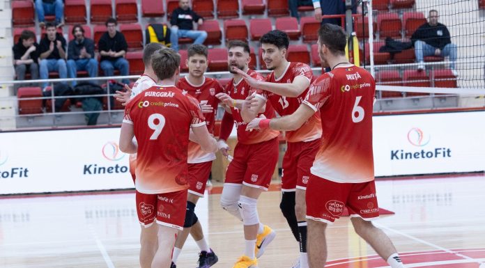 Volei masculin: Arcada Galaţi – Dinamo Bucureşti, 2-2 la general, în finala Diviziei A