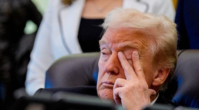 Tribunalul american Comerţului Internaţional se pronunţă împotriva taxelor vamale temporare de 10% şi-i aplică o lovitură lui Trump. El ordonă Guvernului american să ramburseze cu dobândă taxele încasate ilegal în ultimele două luni de la trei reclamanţi