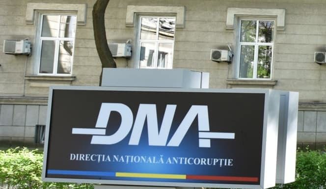 DNA – Doi inspectori vamali din cadrul Biroului Vamal de Frontieră Constanţa, reţinuţi pentru luare de mită / La domiciliul unuia dintre ei au fost găsite sumele de 73.626 de dolari şi 147.780 de lei