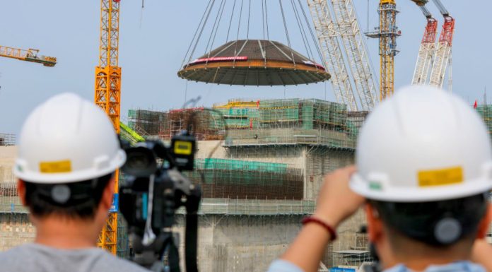 Reacții dure, după ce Ilie Bolojan a criticat proiectul nuclear american SMR de la Doicești: ”Transmite un semnal” către SUA