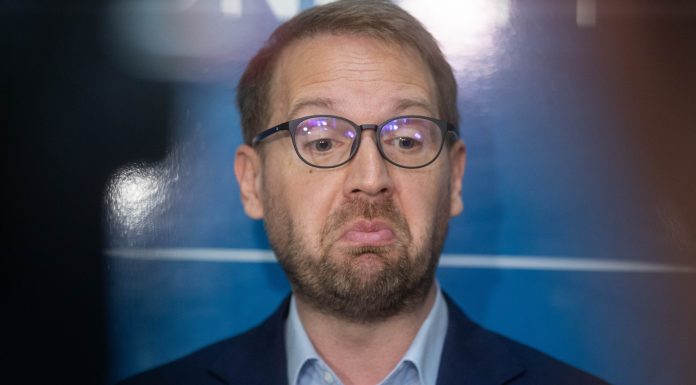 AUR îl dă în judecată pe Dominic Fritz pentru dezinformare: cere despăgubiri simbolice de 100 lei