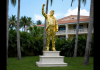 Statuia aurită a lui Donald Trump, binecuvântată în Florida. Pastorul: „Nu este un vițel de aur”