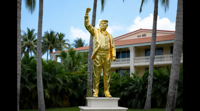 Statuia aurită a lui Donald Trump, binecuvântată în Florida. Pastorul: „Nu este un vițel de aur”