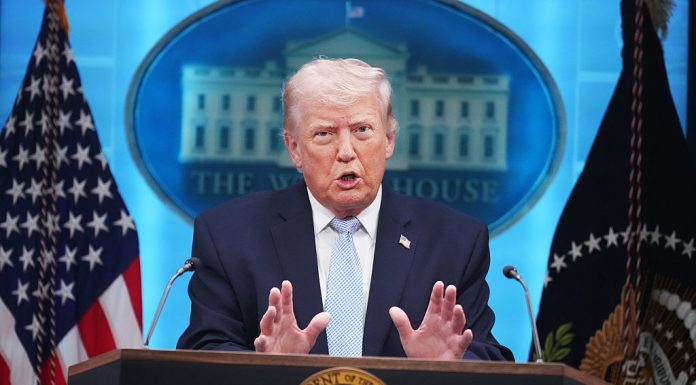 Donald Trump anunță posibila oprire a războiului cu Iranul. SUA suspendă temporar escortarea navelor din Strâmtoarea Ormuz