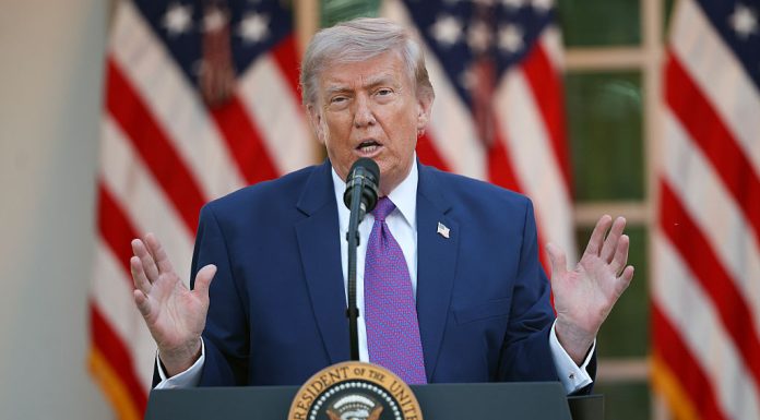 Trump susține că are „un plan foarte simplu” ca Iranul să nu aibă o armă nucleară: „Sunt oameni proști”