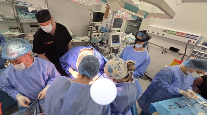 Cel puţin şase vieţi salvate, datorită „gestului de umanitate şi curaj” al familiilor a doi pacienţi în moarte cerebrală de a le dona organele/ Intervenţia de prelevare, la SCJU Bistriţa/ Organele, transportate la Cluj şi Bucureşti
