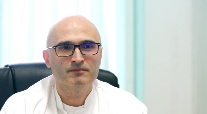 Dr. Cristian Oancea afirmă că, pentru întărirea imunităţii pulmonare, se recomandă curele saline şi cele cu aerosoli, la mare, dimineaţa şi seara