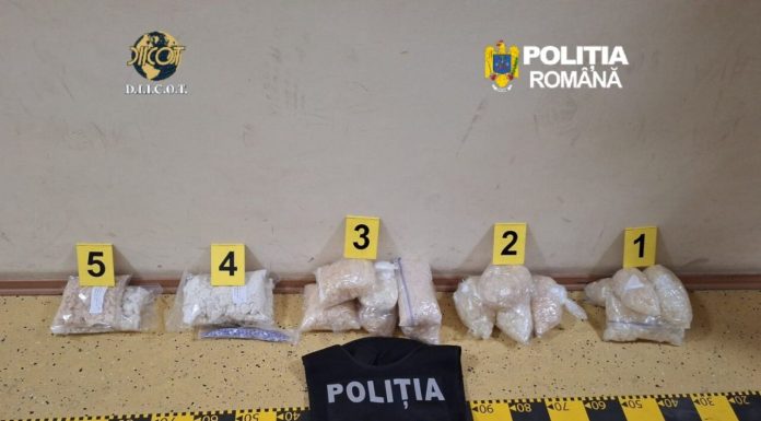 Familie din Brăila, între care un adolescent minor, reținută pentru trafic de droguri de mare risc. Aproape 10 kg de substanțe interzise, de vânzare