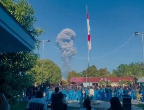 Trei morţi şi 10 dispăruţi, în urma eruperii unui vulcan din Indonezia