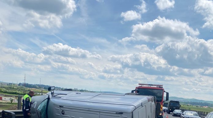 Cluj: Accident pe autostrada A3, pe sensul spre Gilău, unde o autoutilitară s-a răsturnat