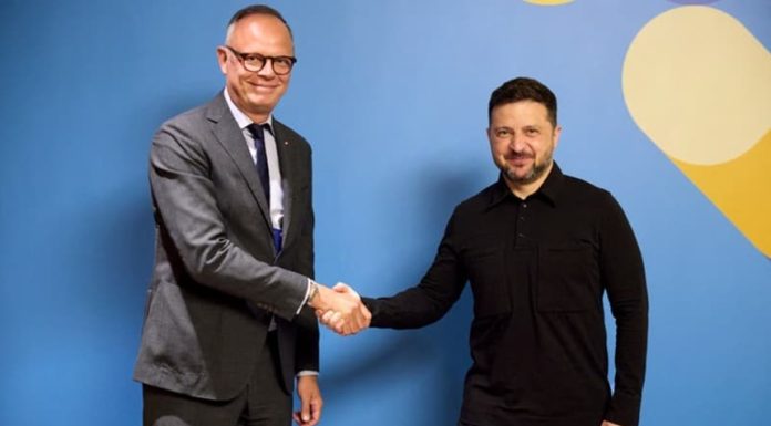 Fostul premier francez Édouard Philippe i-a spus lui Zelenski, la Kiev, că va acţiona în favoarea unei aderări a Ucrainei la NATO. El susţine desfăşurarea de trupe europene în Ucraina. Zelenski i-a spus că vrea ca Europa să aibă ”capacităţi europene antib