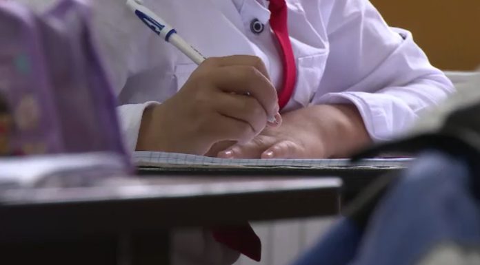 Raport îngrijorător „Salvați Copiii”. Elevii români sunt mult prea obosiți. 10 ore pe zi, dedicate activităților școlare