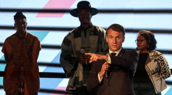 ”Este o lipsă totală de espect”, se enervează macron pe scenă, în faţa unei săli prea zgomotoase, în timpul Summitului Africa Forward, la Universitatea din Nairobi