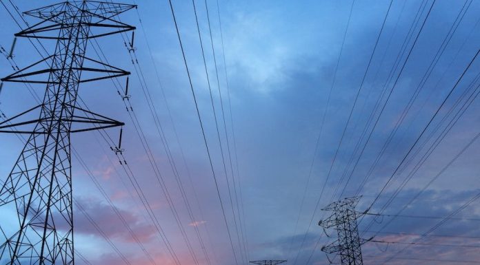 ANRE a aprobat două reglementări care vor debloca accesul producătorilor de energie la reţelele electrice/ Bolojan: Pentru că nu au existat garanţii şi termene ferme, au fost autorizate multe proiecte speculative, peste capacitatea reţelelor, blocând acce