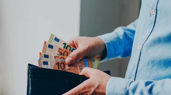 Cursul oficial anunțat de BNR astăzi, 8 mai. La cât au ajuns euro și dolarul