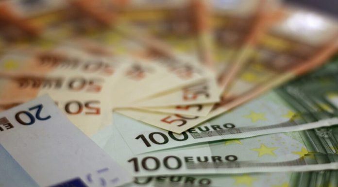 Euro atinge un nou record istoric cu o zi înainte de moțiunea de cenzură